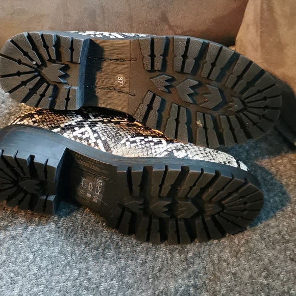 Snake print hiking boots - Picture 2 of 5